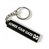 Zwarte sleutelhanger met your gaze en lower your gaze tekst voor stijlvol accessoire